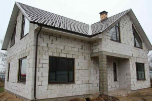 Строительство дома из пеноблоков: плюсы и минусы, примеры проектов